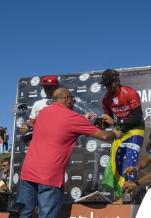O alcalde de Valdoviño entrega o trofeo ao gañador, Thiago Camarao